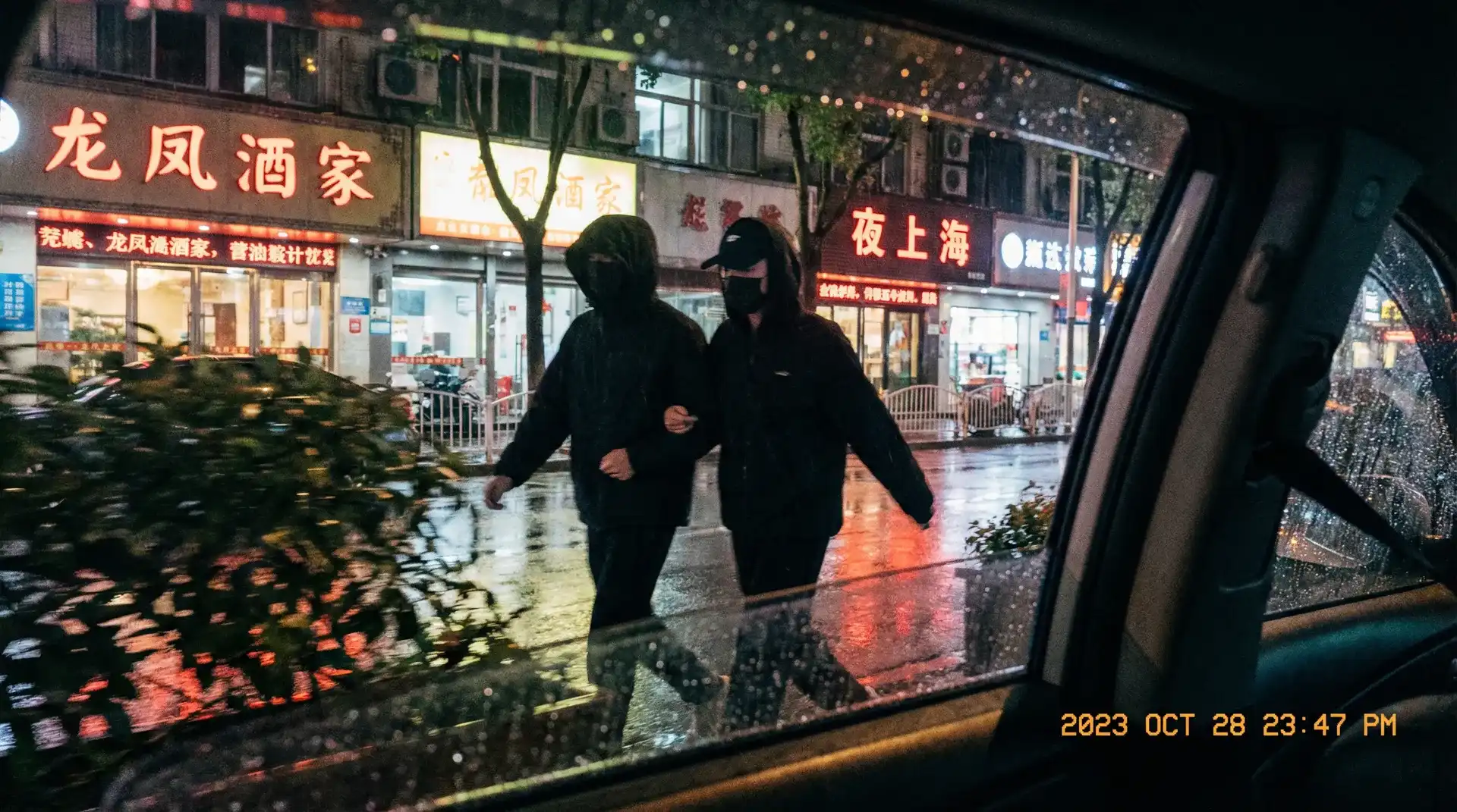 AI人脸替换明星喷水造梦 - 顶流明星深夜密会现场抓拍照片